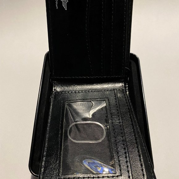 Mickey Mouse billfold wallet with Disney storage tin - Picture 5 of 5